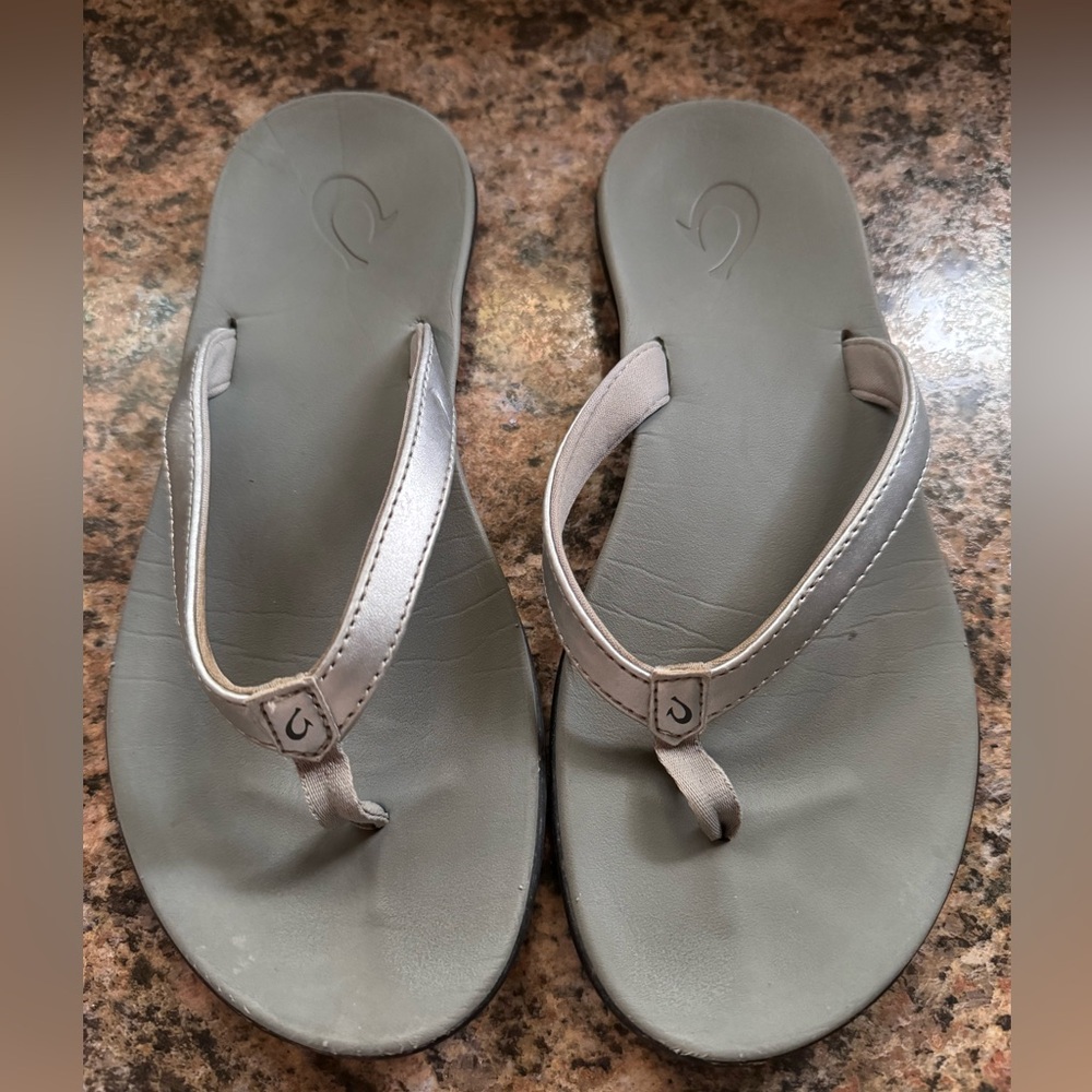 Olukai flip flops big kid size 5